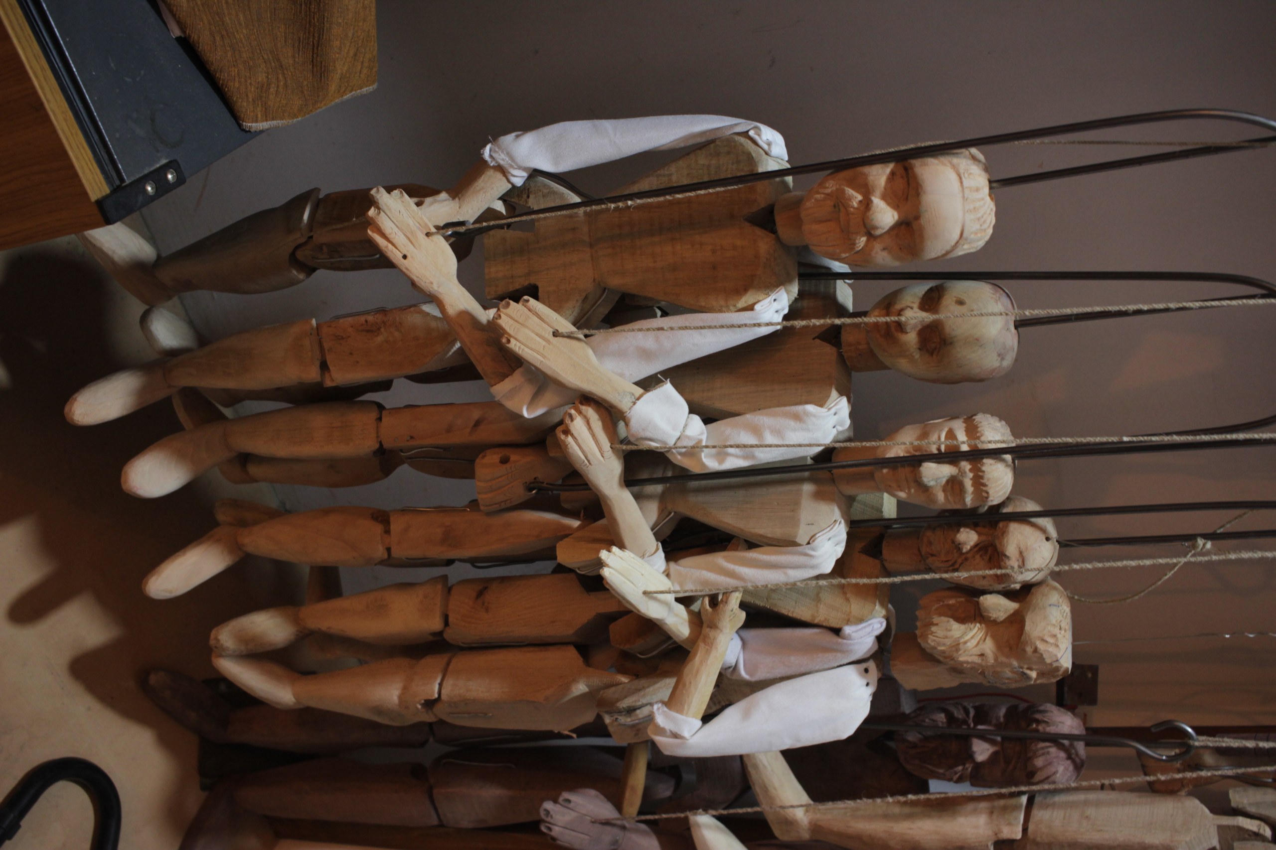 Pupi in legno grezzo in lavorazione