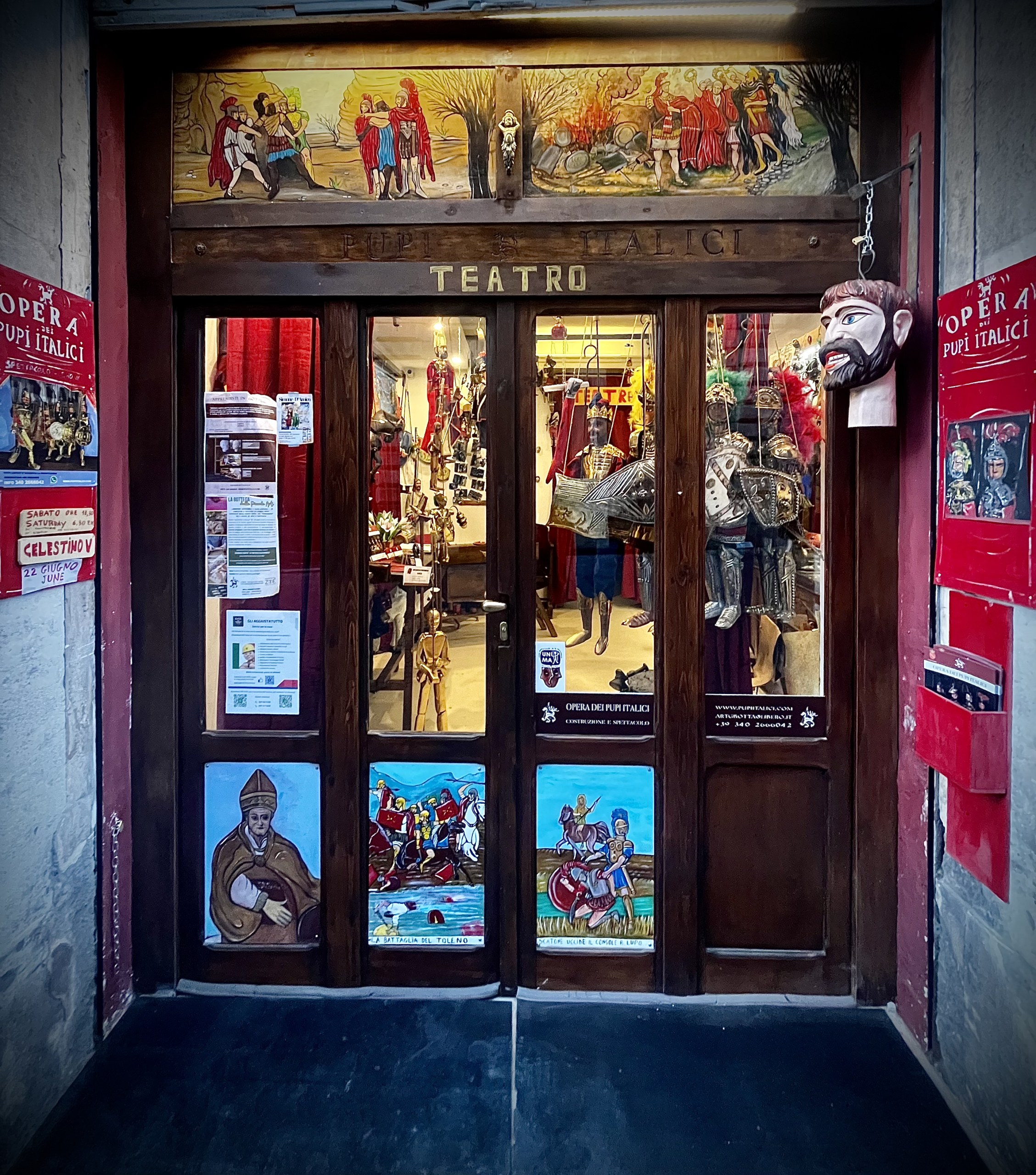 L’ingresso del teatro a Sulmona